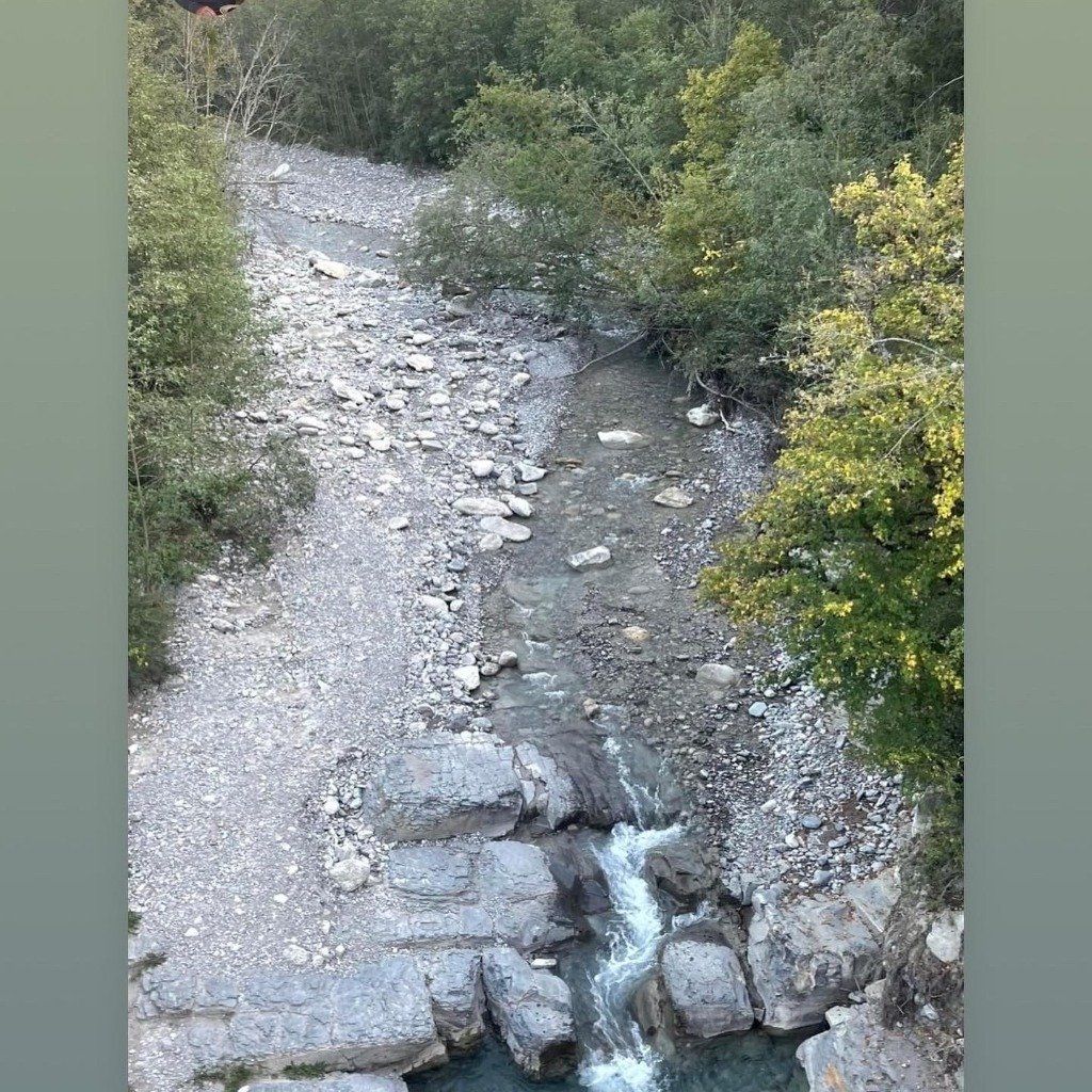 Un Photo d'un ruisseau que l'on pêche avec les amis