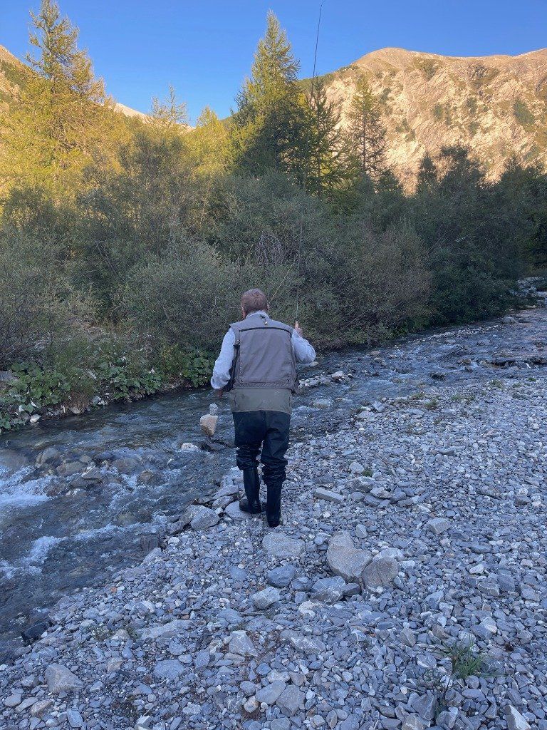 Un Photo d'un ruisseau que l'on pêche avec les amis