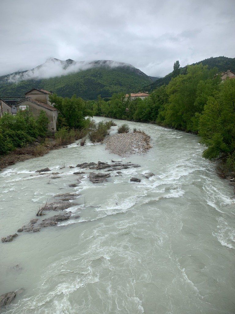 un rivière en crue